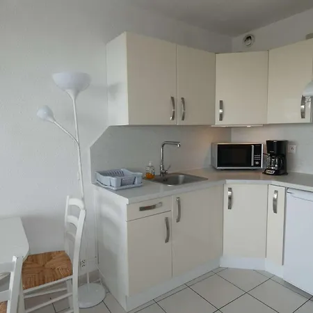 Studio Cabine Avec Piscine Proche Plage Et Commerces - Fr-1-328-156 *